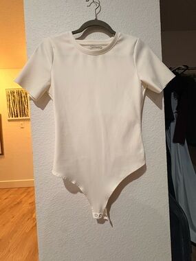 2 GOOD AMERICAN Body suits. 1 Short Sleeve and 1 long sleeve One-Piece Bodysuit